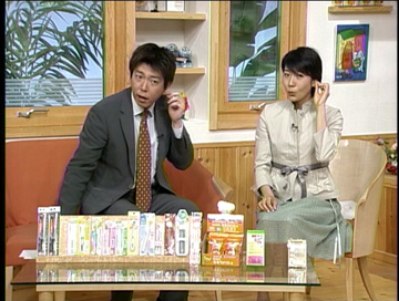 竹内さんと平野さん、綿棒でそうじしています。